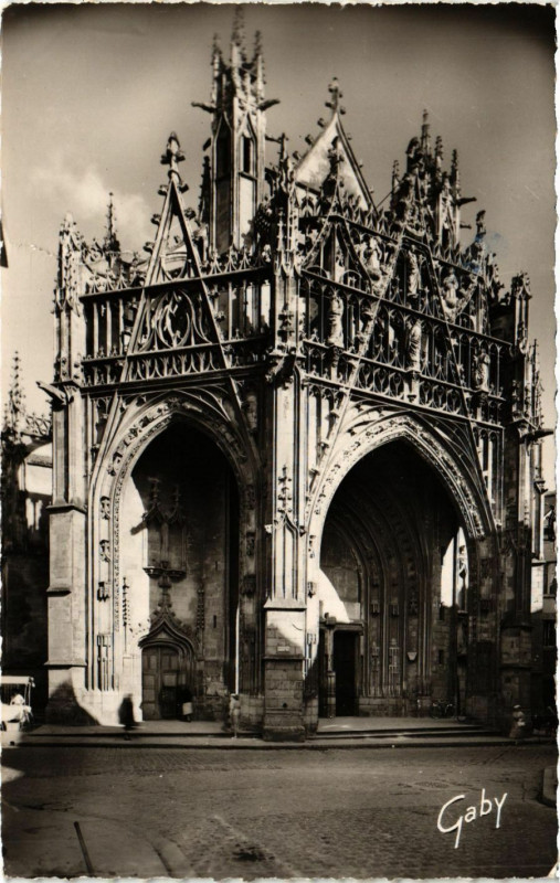 Carte postale ancienne Alencon (Orne) -Porche de l'Eglise Notre-Dame (Xv s.) d'une grande à Alençon