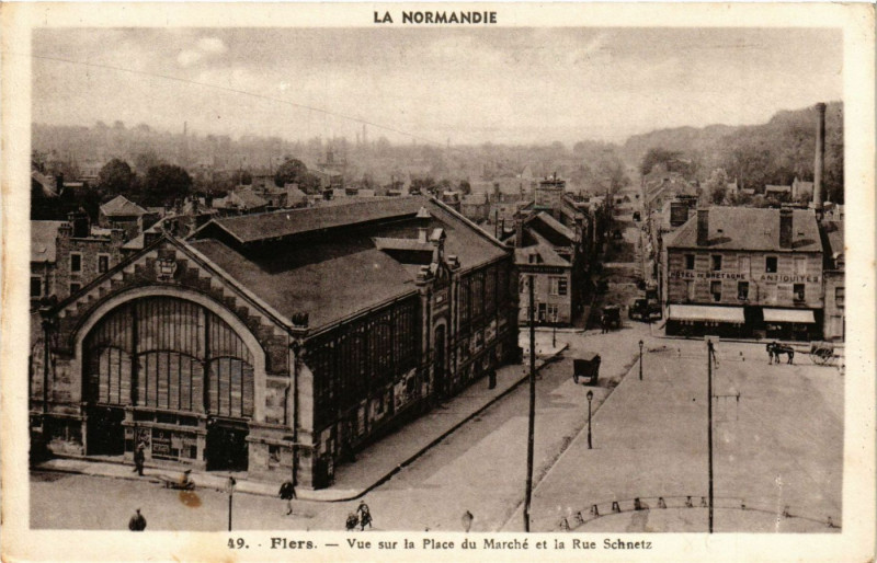 Carte postale ancienne Flers - Vue sur la Place du Marché et la Rue Schnetz à Flers