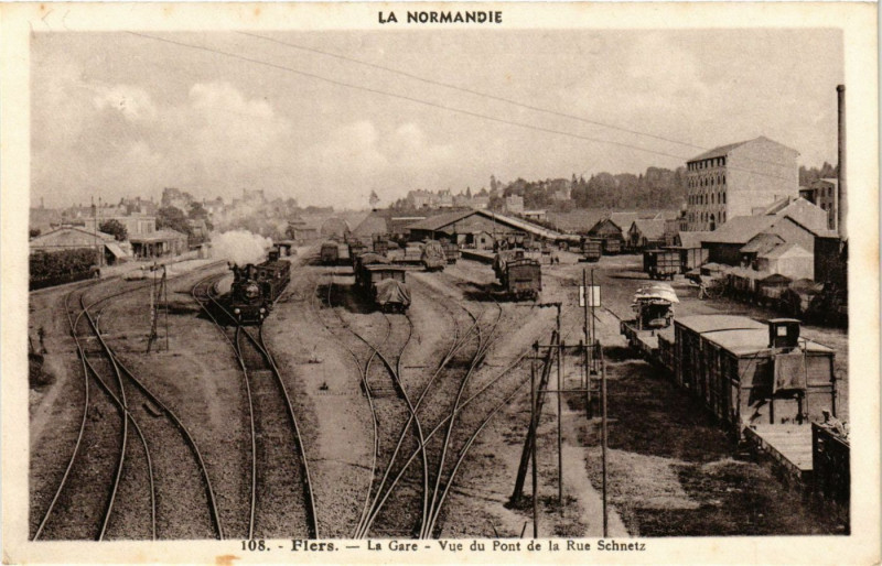 Carte postale ancienne Flers - La Gare - Vue du Pont de la Rue Schnetz à Flers