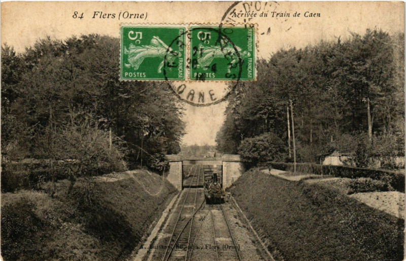 Carte postale ancienne Flers (Orne) - Arrivée du Train de Caen à Flers