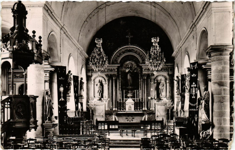 Carte postale ancienne Carrouges (Orne) -Intérieur de l'Eglise à Carrouges