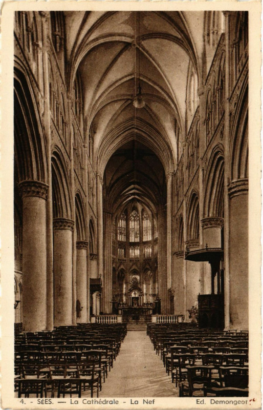 Carte postale ancienne Sées - La Cathédrale - La Nef à Sées