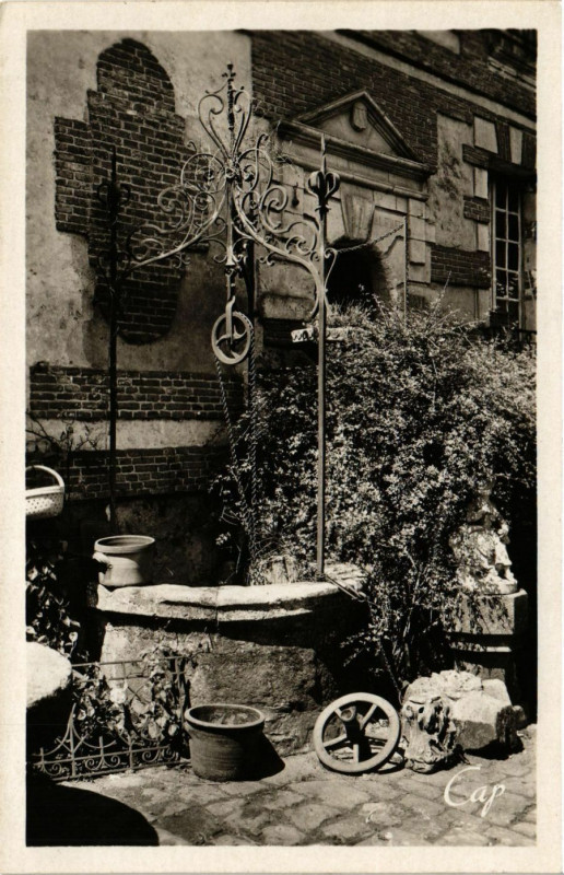 Carte postale ancienne Laigle - Puits d la Maison de Marie Stuart à Ri