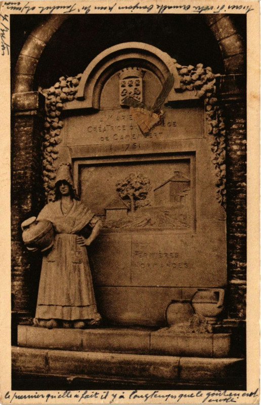 Carte postale ancienne Vimoutiers (Orne) -A Marse Harel, créatrice du Camenbert (1761) à Vimoutiers