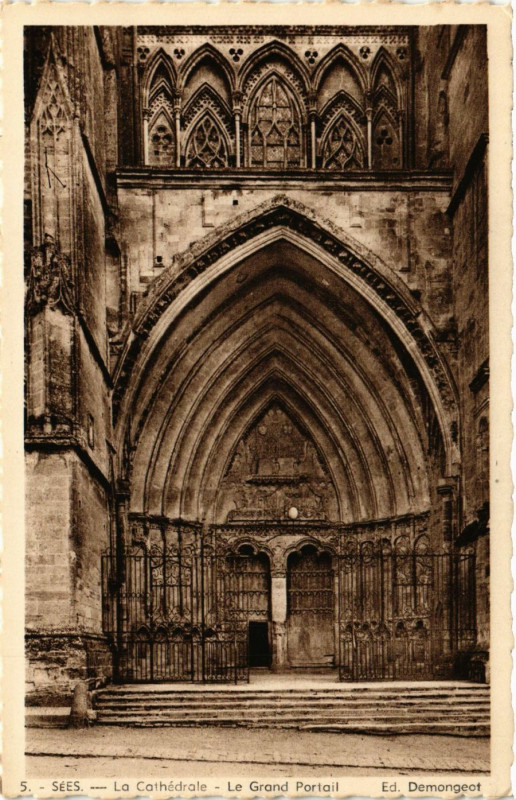 Carte postale ancienne Sées - La Cathédrale - lee Grand Portail à Sées