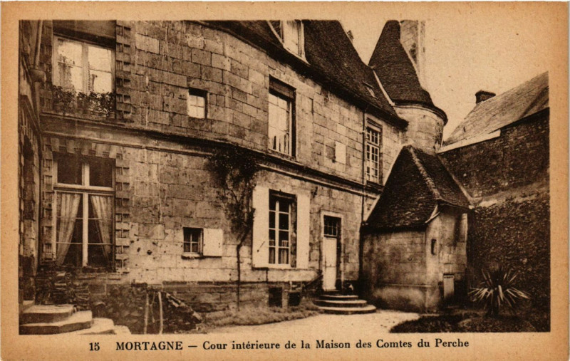 Carte postale ancienne Mortagne - Coui intérieure de la Maison des Comtes du Perche à Ri