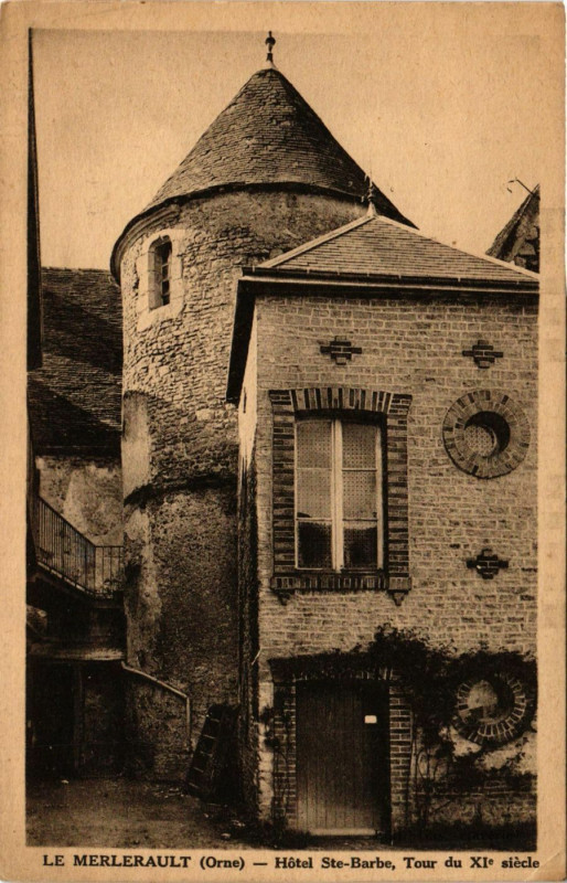 Carte postale ancienne Le Merlerault (Orne) - Hotel Sainte-Barbe, Tour du Xi siécle au Merlerault