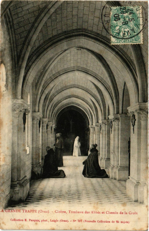 Carte postale ancienne La Grande Trappe (Orne) - Cloitre, Tombeau des Abbés et Chemin ...