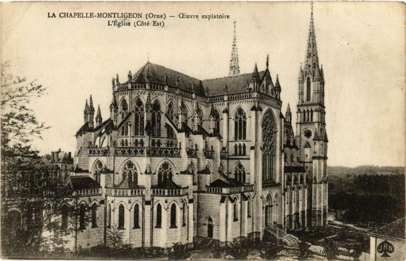 Carte postale ancienne La Chapelle-Montligeon (Orne) -Ceuvre expiatoire L'Eglise (Coté à La Chapelle-Montligeon