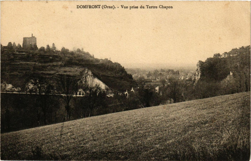 Carte postale ancienne Domfront (Orne) -Vue prise du Tertre Chapon à Ri