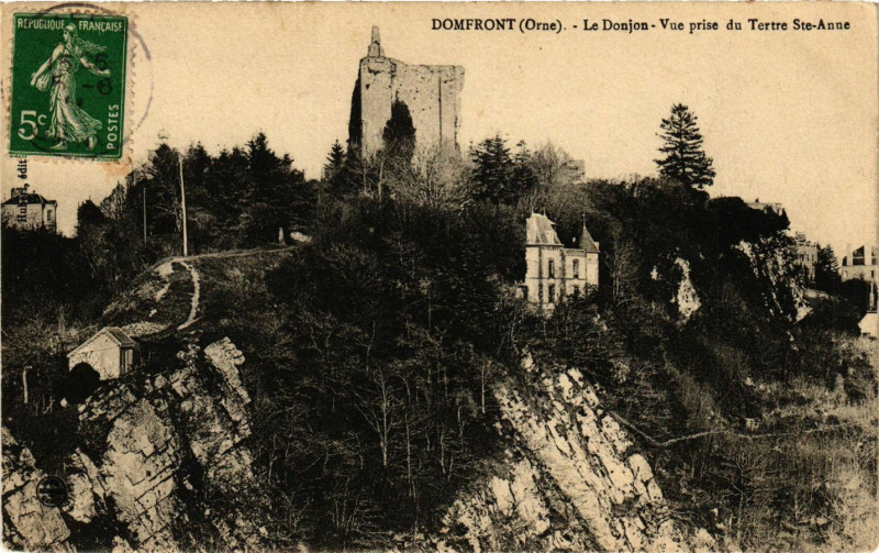 Carte postale ancienne Domfront (Orne) -Le Donjon - Vue prise du Tertre Sainte-Anne à Ri