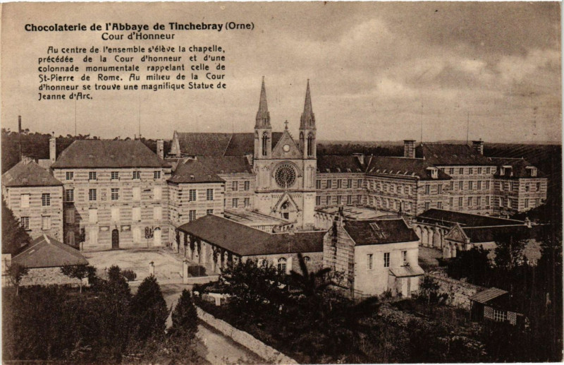 Carte postale ancienne Chocolaerie de l'Abbaye de Tinchebray (Orne) -Cour d'Honneur à Ri