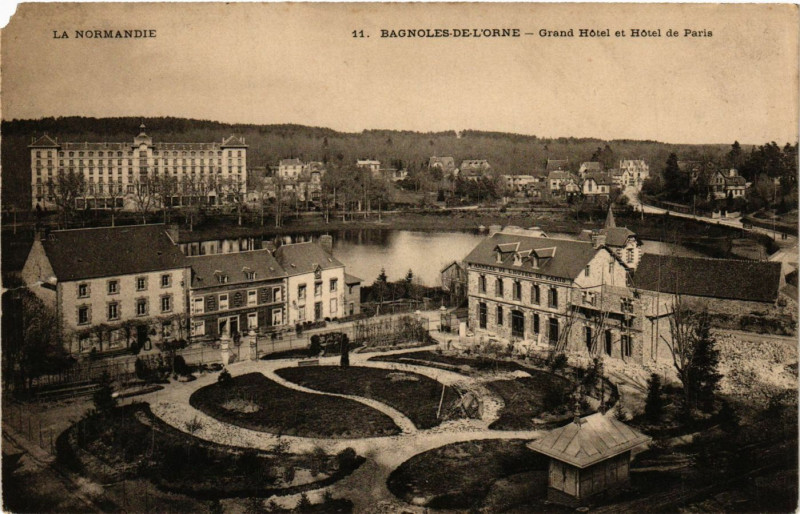 Carte postale ancienne Bagnoles-de-L'Orne- Grand Hotel et Hotel de Paris à Ri