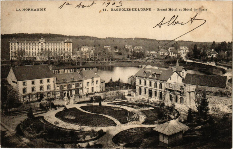 Carte postale ancienne Bagnoles-de-L'Orne- Grand Hotel et Hotel de Paris à Ri