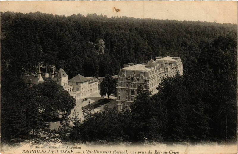 Carte postale ancienne Bagnoles-de-L'Orne-  L'Etablissement thermal, vue prise du Roc-au à Ri