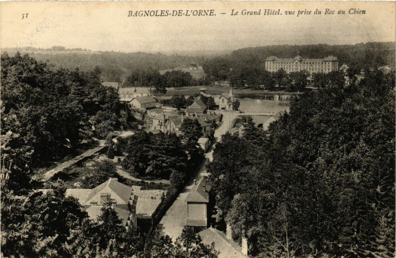 Carte postale ancienne Bagnoles-de-l'Orne - Le Grand Hotel, vue prise du Roc au Chien à Ri