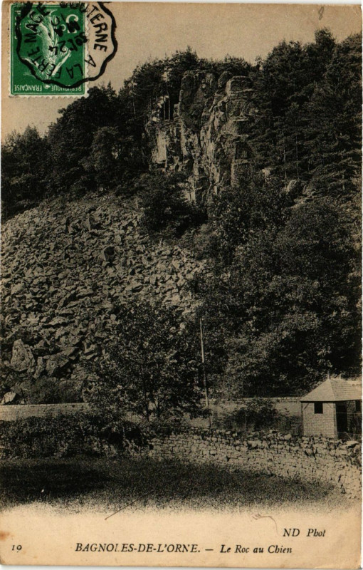 Carte postale ancienne Bagnoles- de- l'Orne - Le Roc au Chien