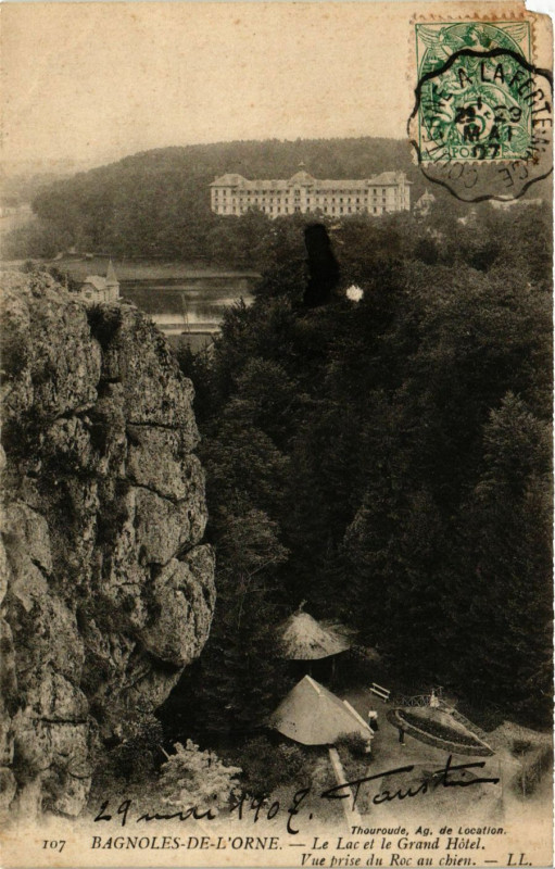 Carte postale ancienne Bagnoles- de- l'Orne - Le Lac et le Grand Hotel -Vue prise du Roc à Ri
