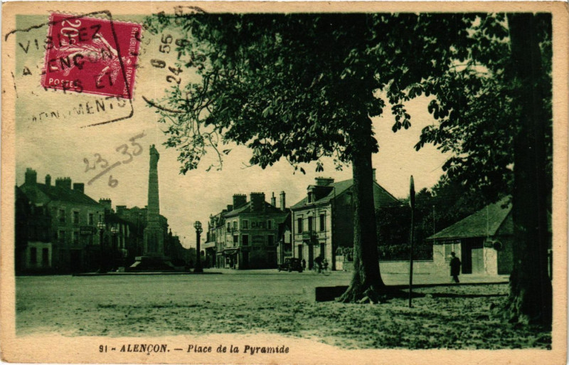 Carte postale ancienne Alencon - Place de la Pyramide à Alençon