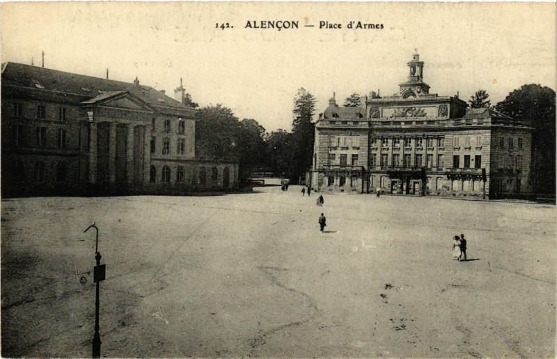 Carte postale ancienne Alencon - Place d'Armes à Alençon