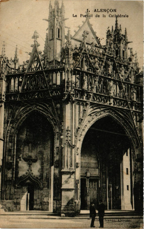 Carte postale ancienne Alencon - Le Portail de la Cathédrale à Alençon