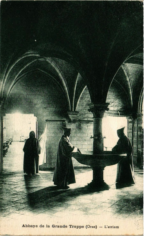 Carte postale ancienne Abbaye de la Grande Trappe (Orne) - L'atrium à Ri