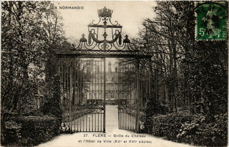Carte postale ancienne Flers - Grille du Chateau et l'hotel de Ville (Xv et Xvi siécles) à Flers