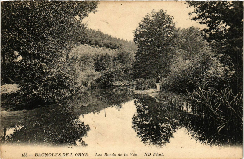 Carte postale ancienne Bagnoles-de-l'Orne - Les Bords de la Vée