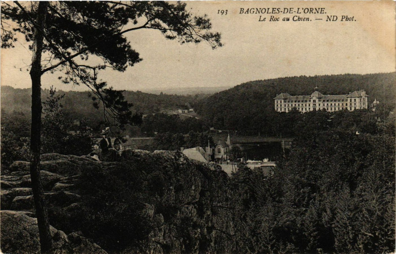 Carte postale ancienne Bagnoles-de-L'Orne - Le Roc au Chien