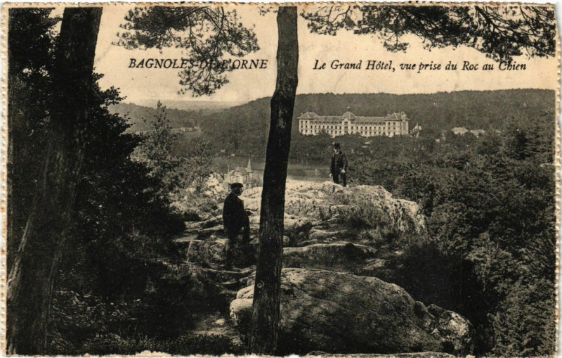 Carte postale ancienne Bagnoles-de-l'Orne - Le Grand Hotel, vue prise du Roc au Chien à Ri