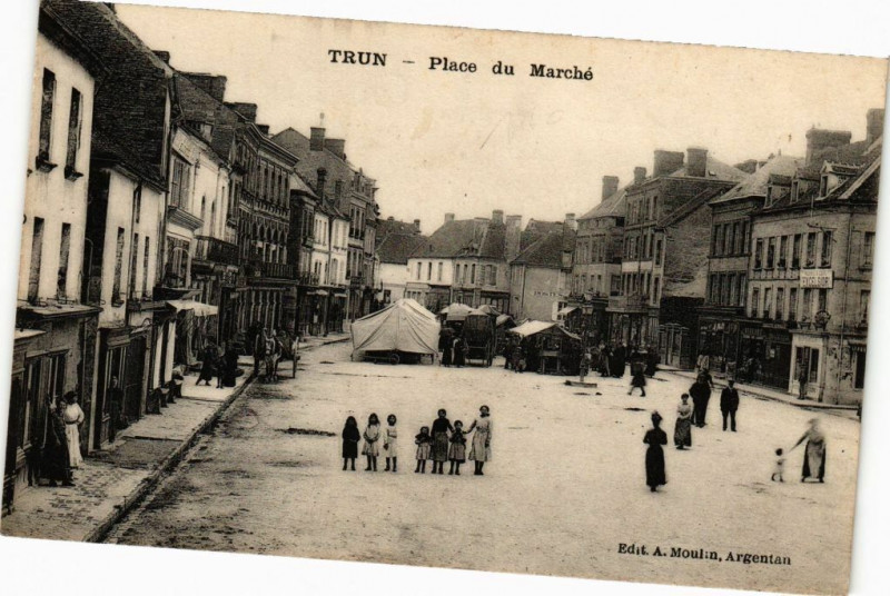 Carte postale ancienne Trun (Orne) - Place du Marche à Trun