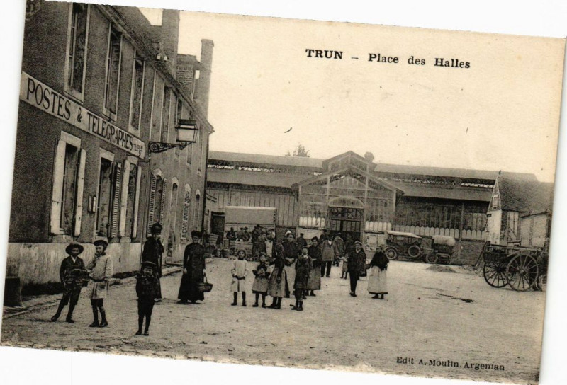 Carte postale ancienne Trun (Orne) - Place des Halles à Trun