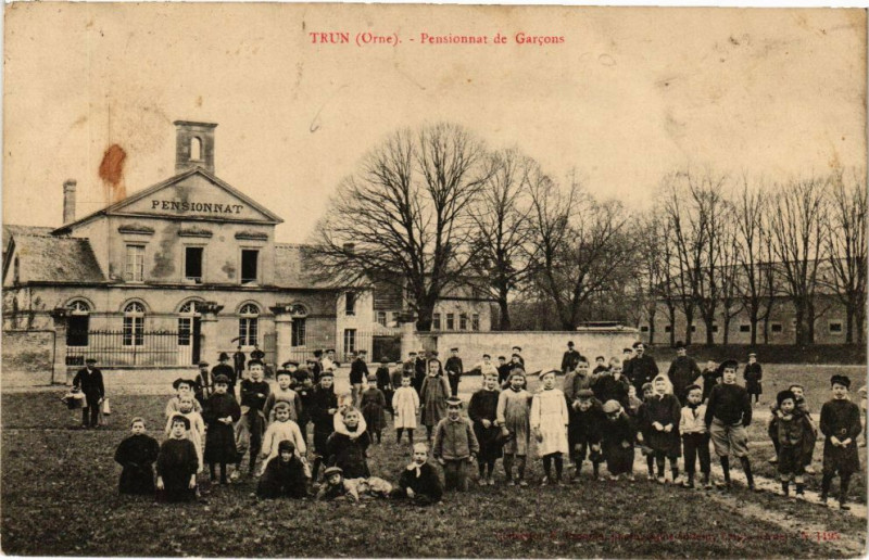 Carte postale ancienne Trun (Orne) - Pensionnat de Garcons à Trun