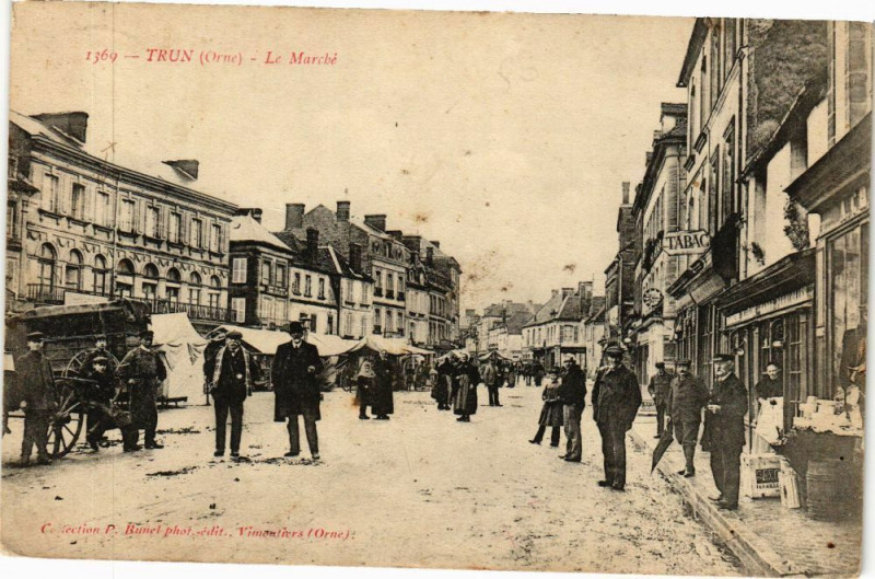 Carte postale ancienne Trun (Orne) - Le Marche à Trun
