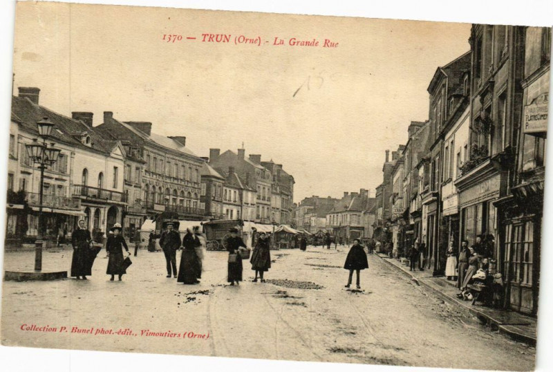 Carte postale ancienne Trun (Orne) - La Grande Rue à Trun
