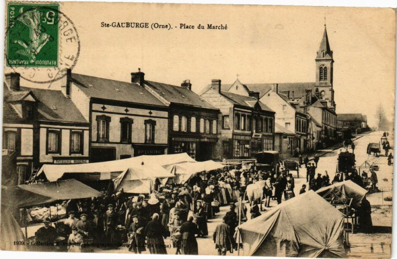 Carte postale ancienne Sainte-Gauburge - Place du Marche à Sai