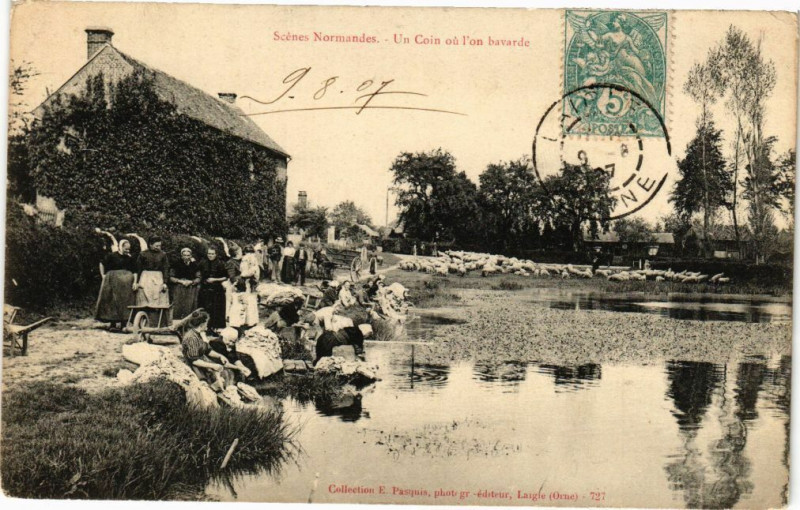 Carte postale ancienne Scenes Normandes - Un Coin ou l'on bavarde