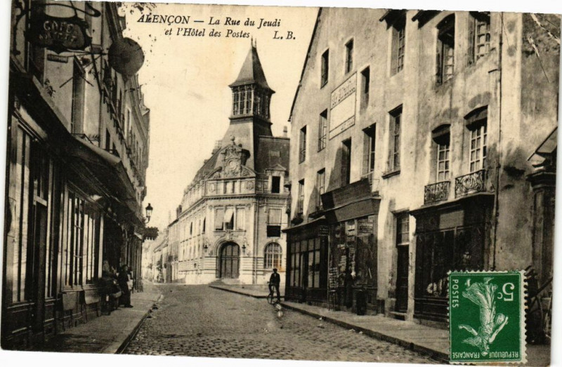 Carte postale ancienne Alencon (Orne) - La Rue du Jeudi et l'Hotel des Postes à Alençon