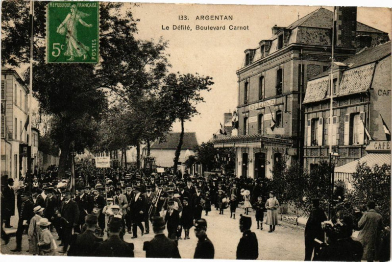 Carte postale ancienne Argentan Le Defile Boulevard Carnot à Argentan