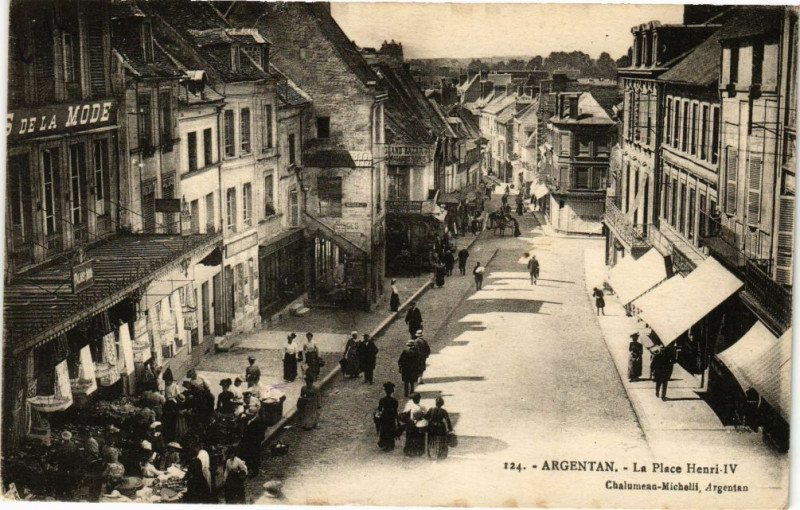 Carte postale ancienne Argentan - La Place Henri Iv à Argentan