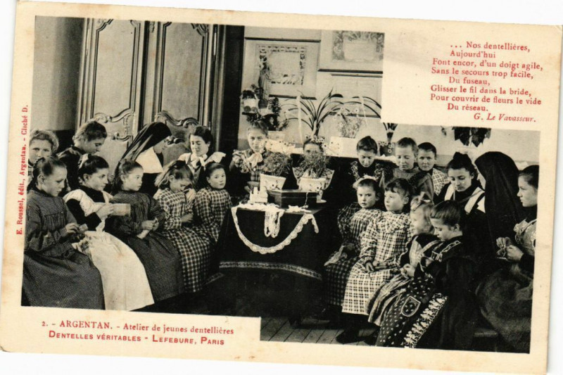 Carte postale ancienne Argentan - Atelier de Jeunes dentellieres à Argentan