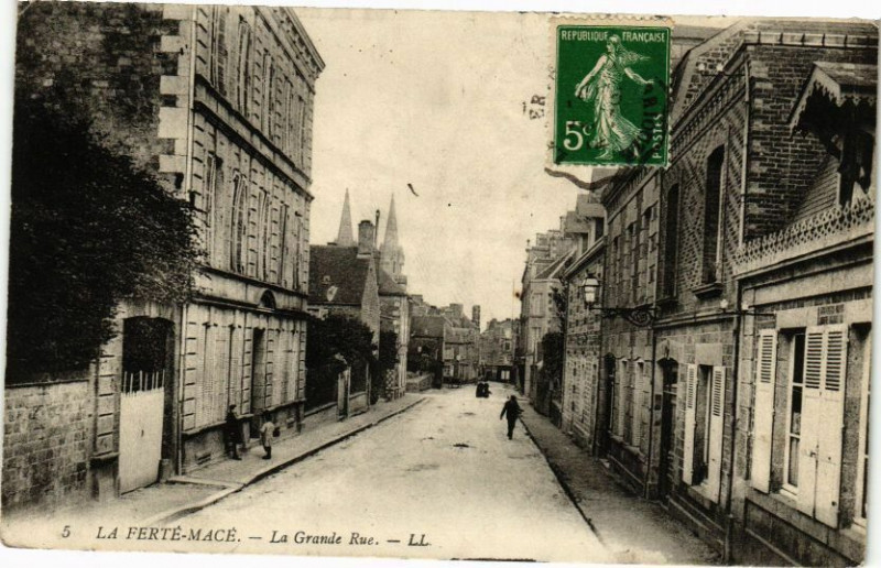 Carte postale ancienne La ferte mace .- La Grand rue à Macé