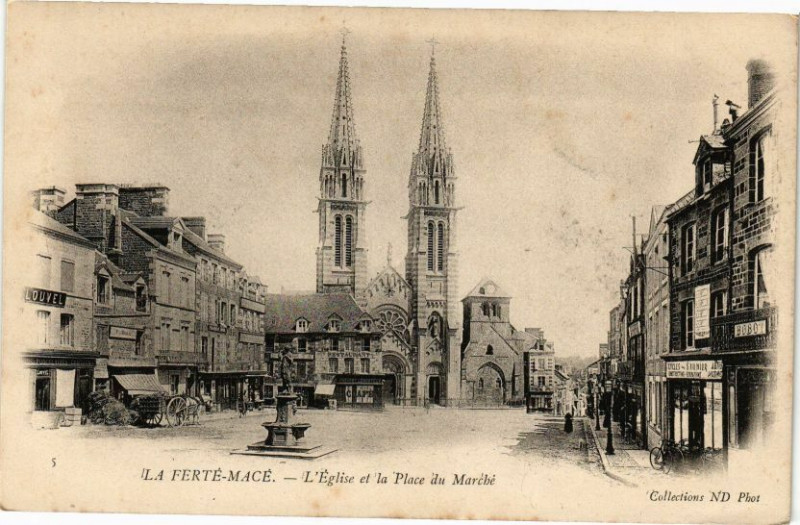 Carte postale ancienne La ferte mace .- L'eglise et la place du marche à Macé