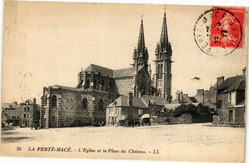 Carte postale ancienne La ferte mace .- L'eglise et la place du chateau à Macé