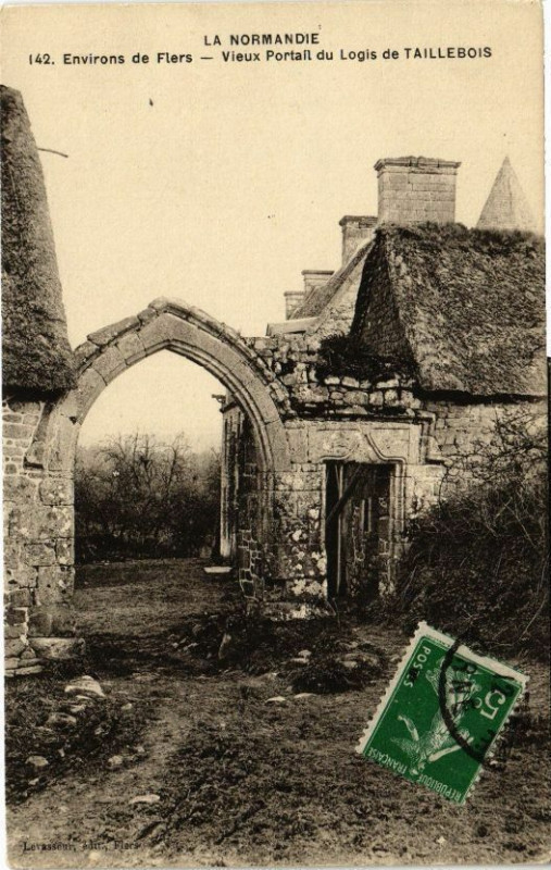 Carte postale ancienne Environs de flers .- Vieux portail du logis de taillebois à Flers