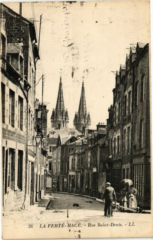Carte postale ancienne La ferte mace .- Rue saint denis à Macé