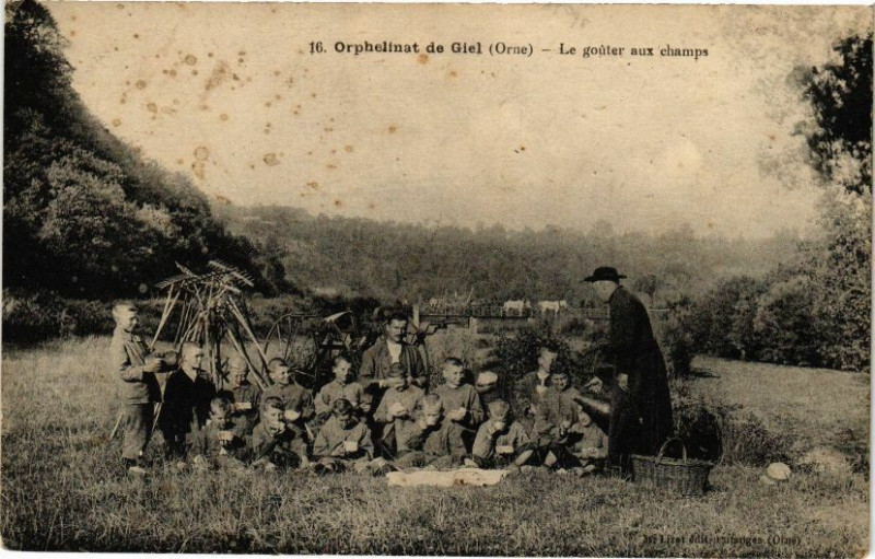 Carte postale ancienne Orphelinat de Giel - Le Gouter aux champs