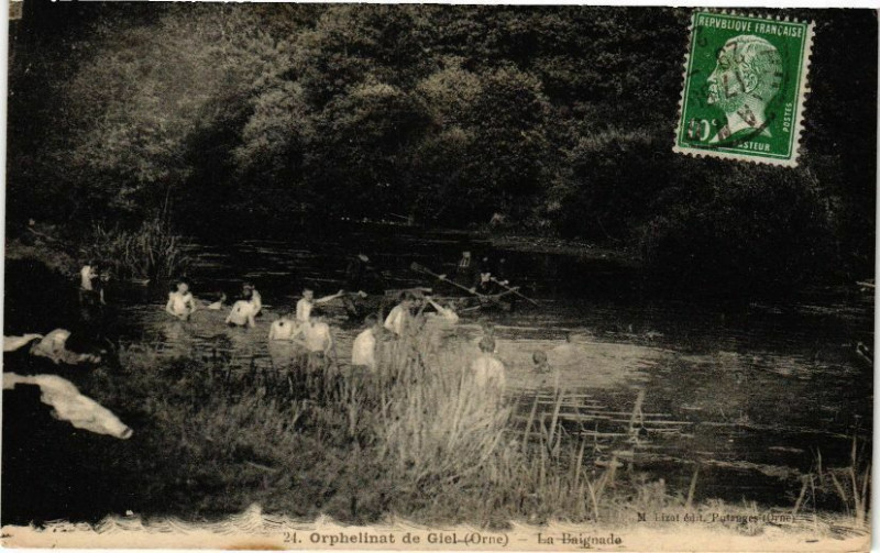 Carte postale ancienne Orphelinat de Giel - La Baignade