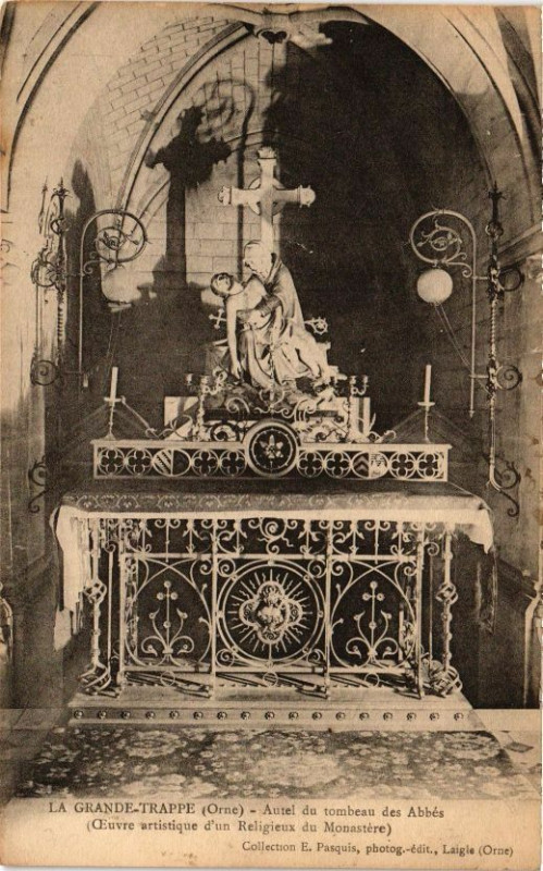 Carte postale ancienne Le Grande Trappe - Autel du tombeau