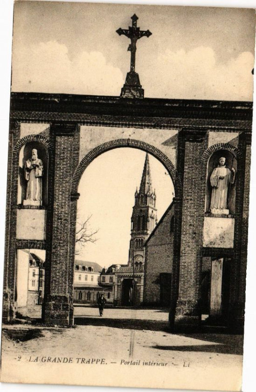 Carte postale ancienne La Grande Trappe - Portail interieur à Ri